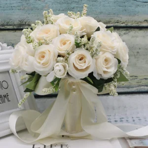 Bouquet da sposa fai da te con rose di seta, nastro in raso e perle di rayon