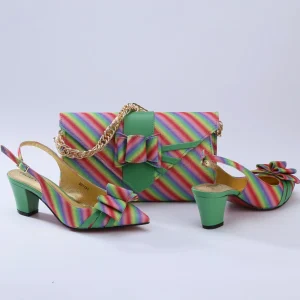 Scarpe e borsa fatte a mano in stile africano a strisce colorate per la sposa design italiano