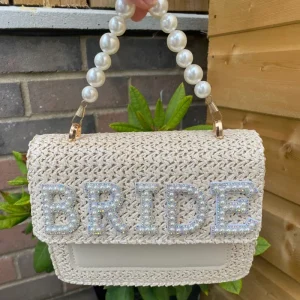 Borsa intrecciata di perle da sposa rustica e boho personalizzato per la sposa per matrimoni in spiaggia e piscina, viaggio di fidanzamento e addio al nubilato