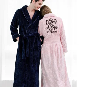 Accappatoio in morbido pile di coral fleece, spesso e caldo, con kimono termico in flanella personalizzabile con nome e data degli sposi. Perfetto come pigiama da notte per uomo e donna.