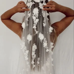 Velo da sposa di lusso fatto a mano con fiori in 3D e organza floreale