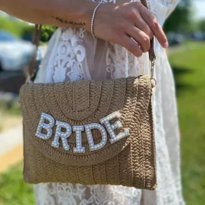 Borsa a spalla di paglia personalizzata per la sposa boho rustica da utilizzare in spiaggia e in piscina per il suo Shower nuziale, l'ingaggio, la luna di miele e la festa di addio al nubilato.